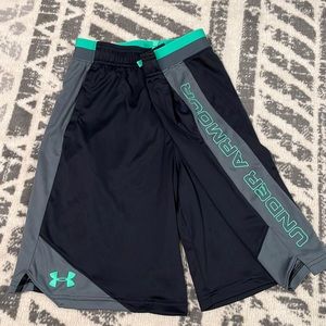 Boys Under Armour Shorts Sixe Youth XL